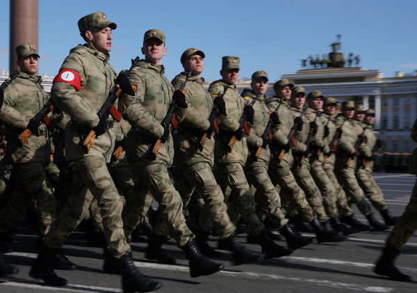 ▲▼俄羅斯軍人在彩排5/9勝利日閱兵式時，被拍到使用紅臂章配上白圈黑字，讓人聯想起納粹臂章設計。（圖／路透）