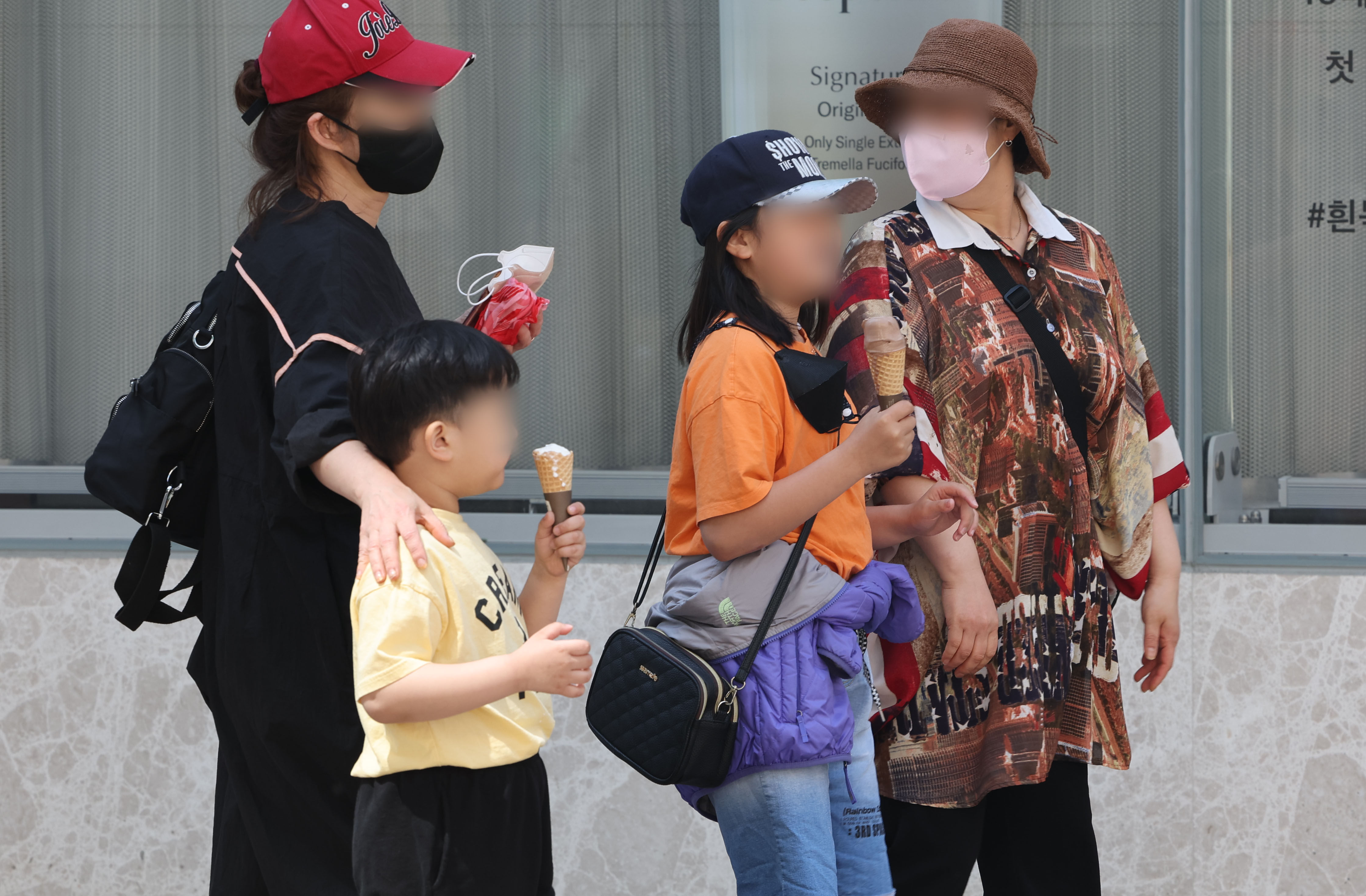 ▲▼南韓解除戶外口罩令，民眾可視防疫需求自行決定需不需要戴口罩。（圖／達志影像）