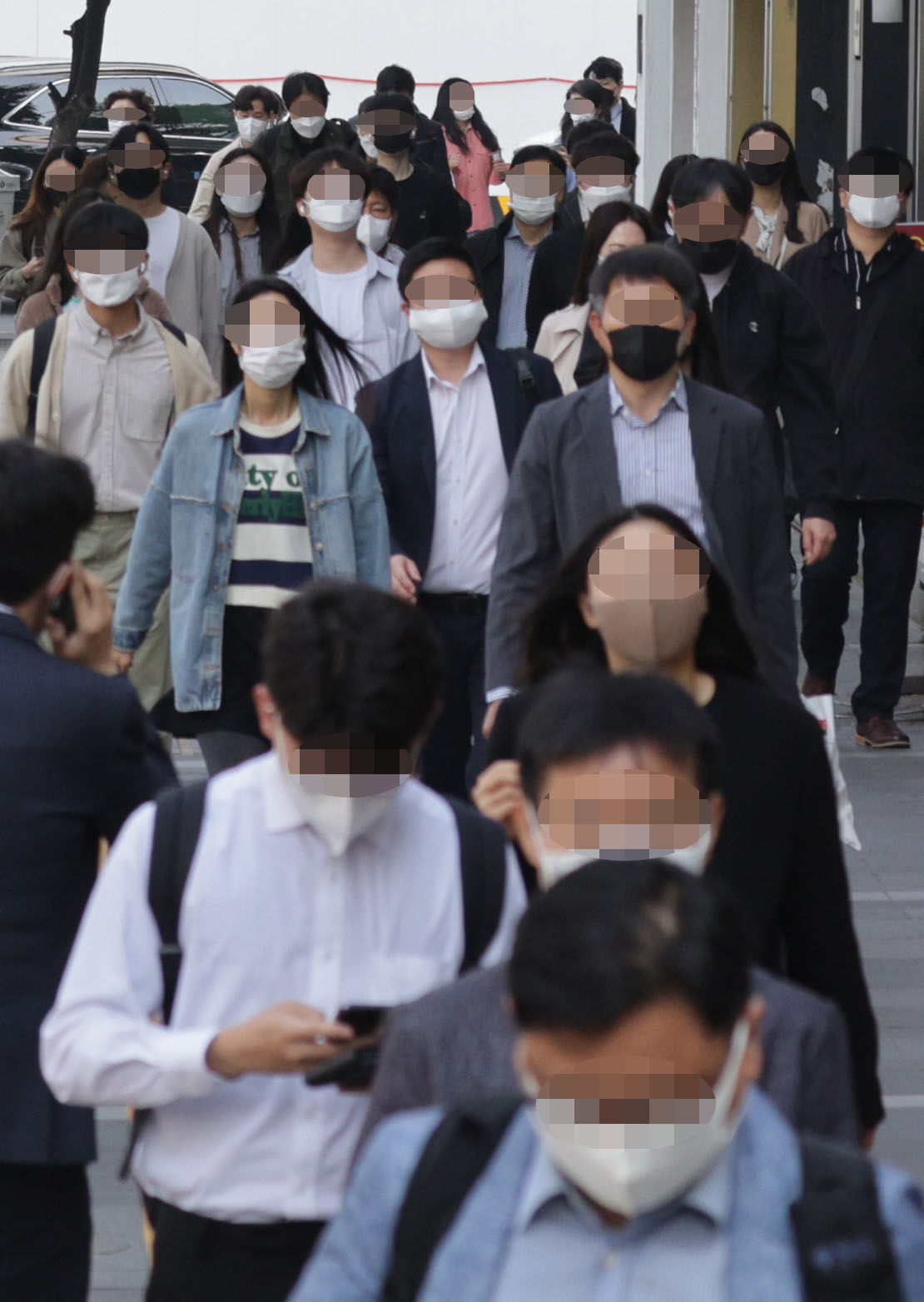 ▲▼南韓解除戶外口罩令首日，首爾大部分的上班族依舊不敢輕易卸下口罩。（圖／達志影像／newscom）