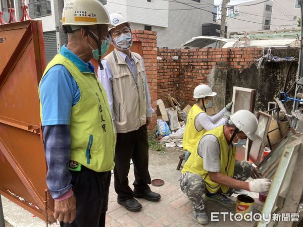 ▲台南市勞工局做工行善團，「五一勞動節」仍繼續賣力為弱勢族群修屋，志工夥伴兵分三路，分別前往安南區、關廟區進行修繕，及前往二手家具倉庫進行家具整修。（圖／記者林悅翻攝，下同）