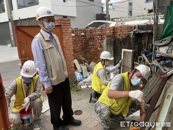 ▲台南市勞工局做工行善團，「五一勞動節」仍繼續賣力為弱勢族群修屋，志工夥伴兵分三路，分別前往安南區、關廟區進行修繕，及前往二手家具倉庫進行家具整修。（圖／記者林悅翻攝，下同）