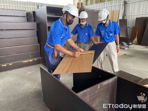 ▲台南市勞工局做工行善團，「五一勞動節」仍繼續賣力為弱勢族群修屋，志工夥伴兵分三路，分別前往安南區、關廟區進行修繕，及前往二手家具倉庫進行家具整修。（圖／記者林悅翻攝，下同）