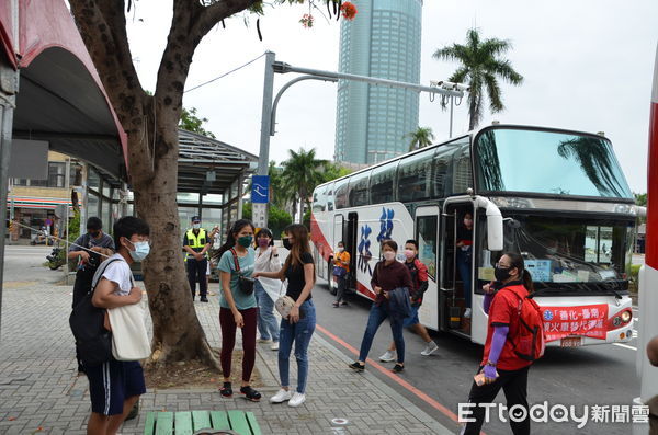 ▲台南市因應台鐵五一勞動節不加班，市府、公路總局合作開行「後壁—善化」、「善化—台南」2條「類火車」，以及由高鐵公司接駁「台南—沙崙」等路線，統計至晚上6時服務1903人次。（圖／記者林悅翻攝，下同）