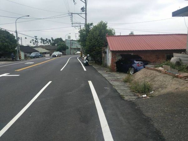 ▲百萬跑車撞入民宅。（圖／警方提供）