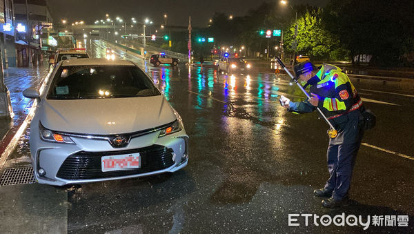 ▲▼一名行人在穿越忠孝西路時，遭多元計程車撞上，隨後再遭2車撞擊後傷重倒地。（圖／記者游宗樺攝）