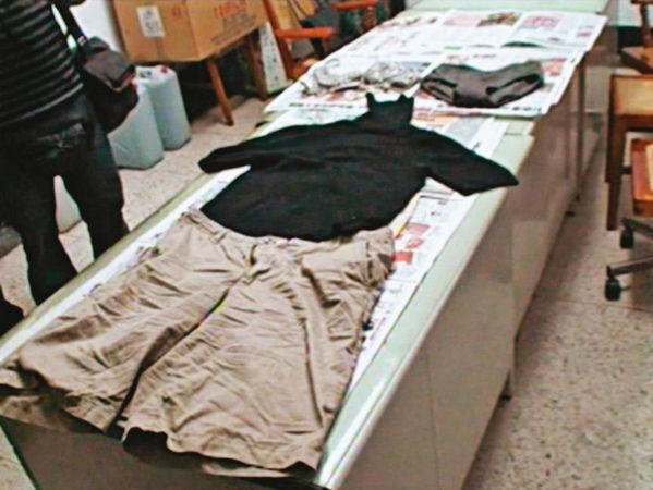 警方公布死者身上的衣褲，希望民眾協助指認。（東森新聞提供）