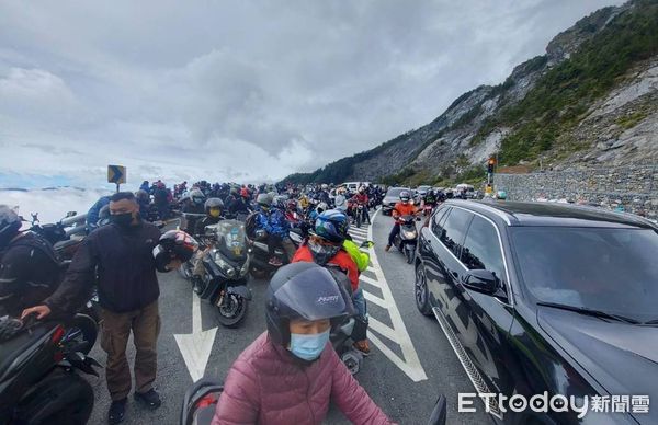 ▲南橫公路首日開放上山車輛爆滿。（圖／記者楊漢聲翻攝）