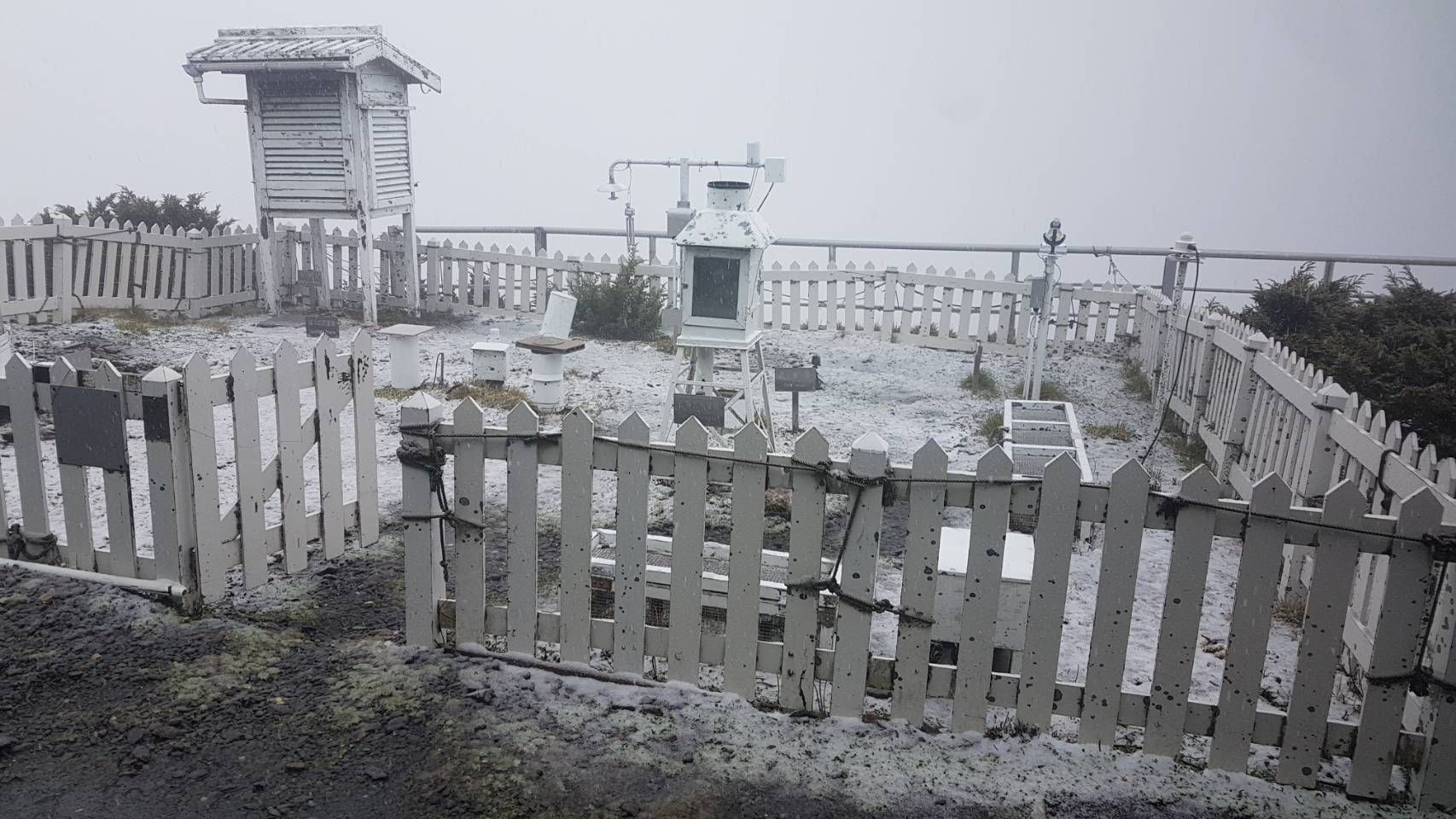 ▲▼玉山下雪。（圖／氣象局提供）