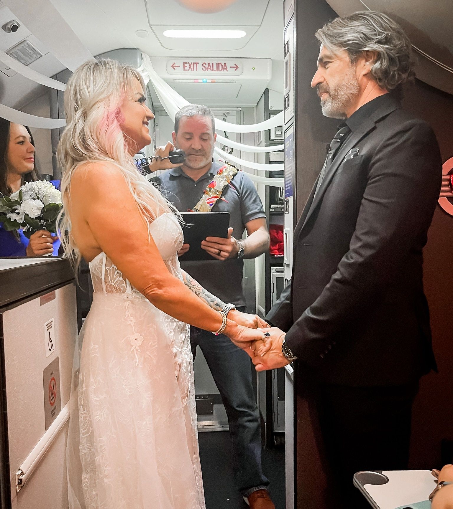 ▲▼在飛機上結婚。（圖／翻攝自Facebook／Southwest Airlines ）