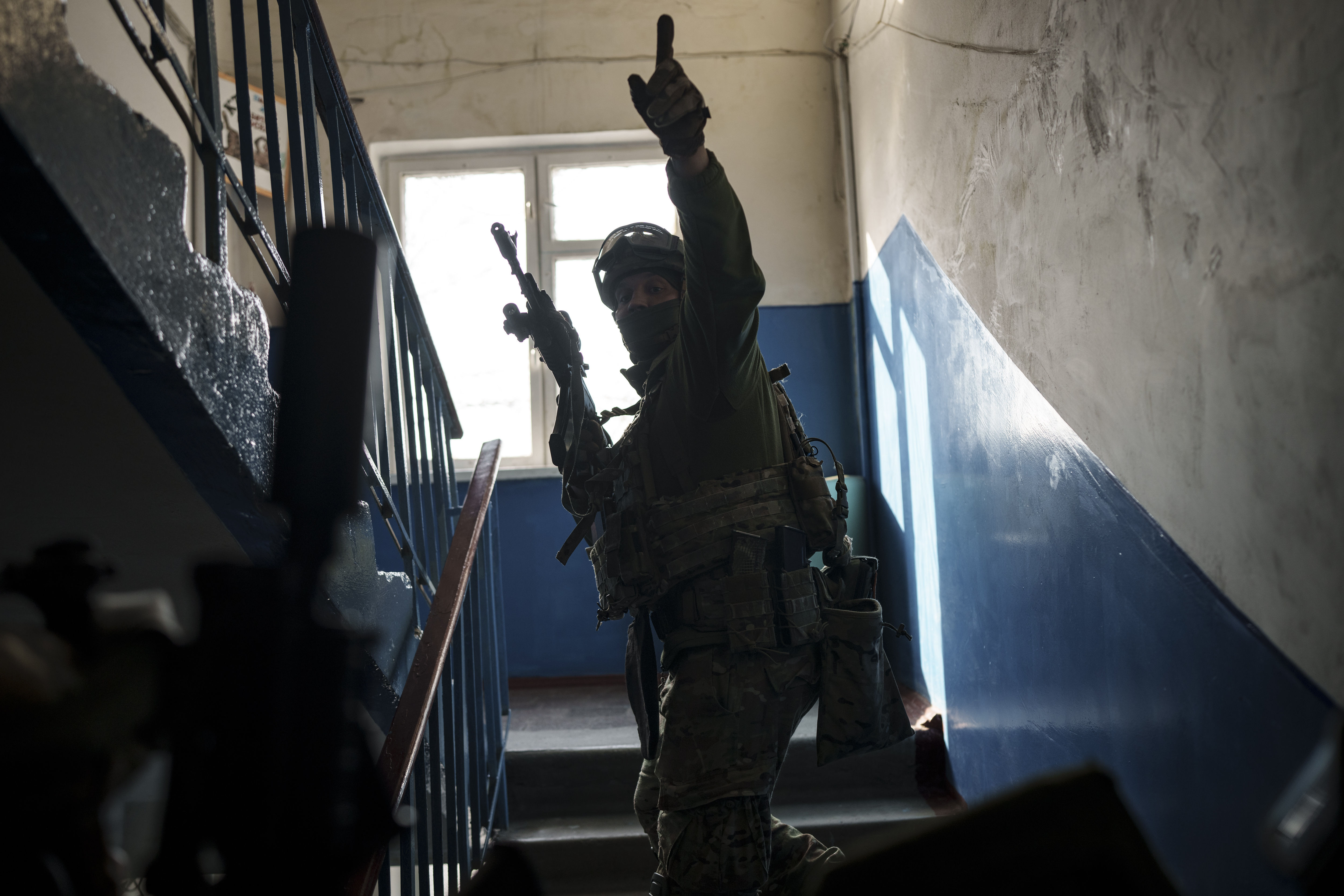 ▲▼烏克蘭軍警攻堅入住宅大樓，逮補鍵盤叛國賊。（圖／達志影像／美聯社）