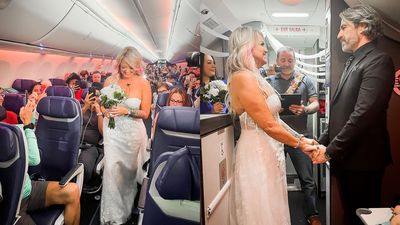 美夫婦私奔「飛機被取消」誤事　改搭航空「空服員幫辦婚禮」：衛生紙當彩帶