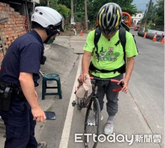 單車騎士遊萬巒不熟路況撞鐵板倒地　內埔警助其家人會合