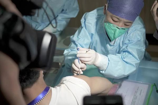 ▲全球首支Omicron滅活疫苗在杭州進行首第一劑接種臨床實驗。（圖／翻攝北京日報）