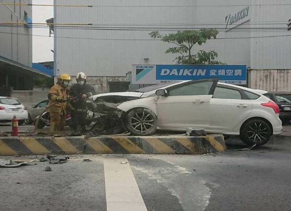 ▲彰化自撞火燒車。（圖／民眾提供 彰化警方提供）