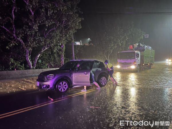 ▲強降雨道路積水車輛熄火。（圖／記者楊漢聲翻攝）