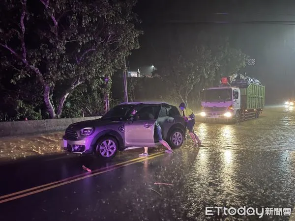 ▲強降雨道路積水車輛熄火。（圖／記者楊漢聲翻攝）