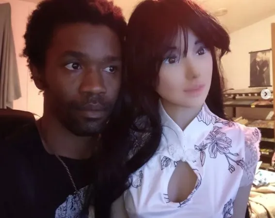 ▲▼美國男子斯托克斯（Alexander Stokes）和矽膠性愛娃娃談戀愛已經2年。（圖／翻攝自IG／ravenbunny8420）