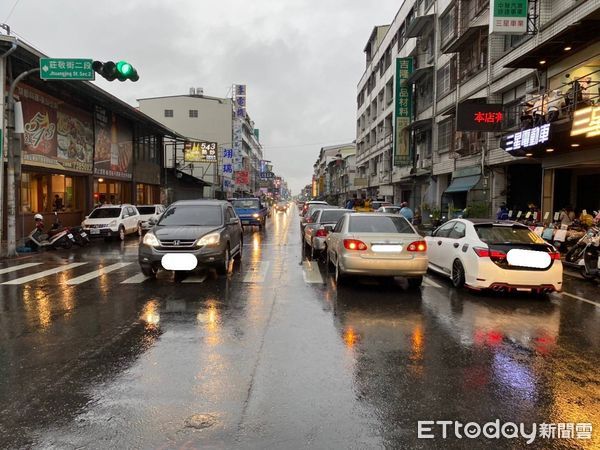 ▲屏東市莊敬路與中正路口2日下午發生5台自小客車交通事故            。（圖／民眾提供，下同）