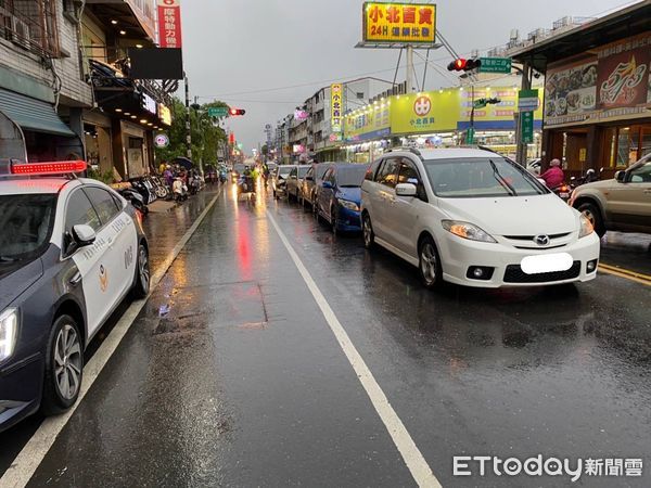 ▲屏東市莊敬路與中正路口2日下午發生5台自小客車交通事故            。（圖／民眾提供，下同）