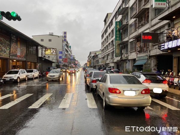 ▲屏東市莊敬路與中正路口2日下午發生5台自小客車交通事故            。（圖／民眾提供，下同）