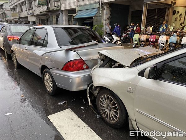 ▲屏東市莊敬路與中正路口2日下午發生5台自小客車交通事故            。（圖／民眾提供，下同）