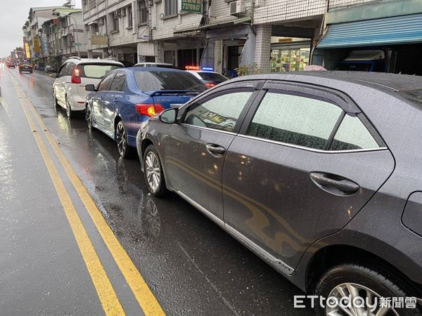 ▲屏東市莊敬路與中正路口2日下午發生5台自小客車交通事故            。（圖／民眾提供，下同）