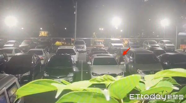 ▲▼2名黃男到台南金飾店拿現金買金飾，主嫌在停車場開車門行竊，另一名黃男到彩券行買201張彩券，警方起獲贓物             。（圖／記者陳以昇翻攝）