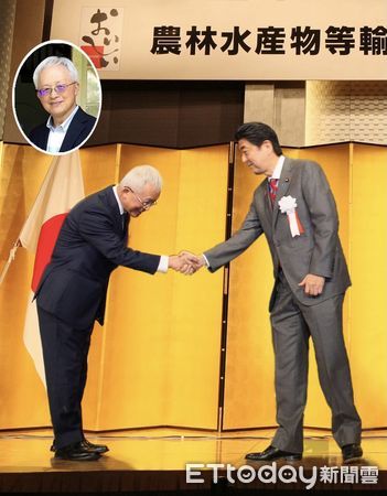 ▲工研院顧問林定三（左）對日本食文化傳播具卓越貢獻，獲日本前首相安倍晉三（右）肯定。（圖／工研院提供）