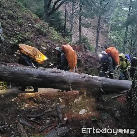 ▲國家公園步道部分路段因池上強震易有坍方落石。（圖／資料照片，南投縣消防局提供）