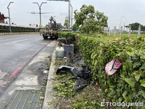 ▲▼死者兒子到車禍現場招魂，擲了5次才聖筊，檢方依過失致死罪嫌偵辦黃姓男友。（圖／記者鄧木卿攝）