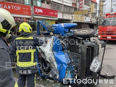 快訊／台中貨車猛撞工程車翻覆！車頭扭曲全爛　1駕駛受困