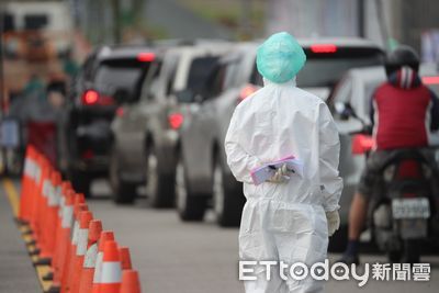 士北科PCR車來速滿滿車潮畫面曝　網驚：我的天！快篩陽這麼多