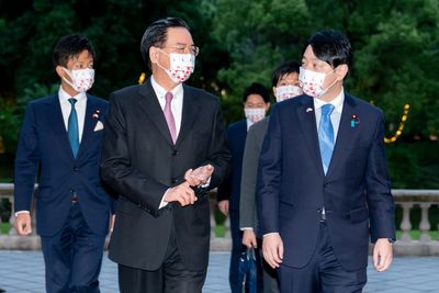 美食交流拚外交! 吳釗燮端「4種水果」款待日本朋友