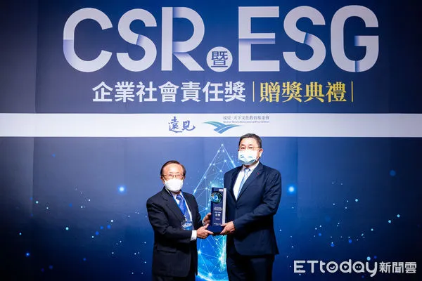 ▲遠見天下文化創辦人高希均(左)頒獎予台泥董事長張安平(右)。（圖／遠見雜誌提供）