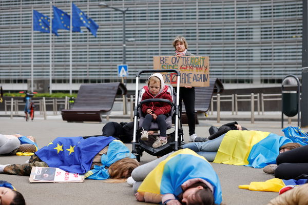 ▲▼氣候變遷社運人士4月29日在布魯塞爾進行抗議活動，呼籲歐盟立即對俄羅斯的油氣實施禁運制裁。（圖／路透）