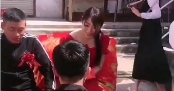 中國大陸最近瘋傳一段年輕丈母娘的影片。（圖／翻攝自網易視頻）