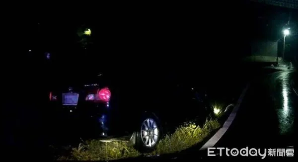 ▲賴男與警飛車追逐後，車輪不慎卡田裡無法動彈竟棄車逃逸，跑了3公里後還是不敵警方腳程，乖乖就逮。（圖／記者黃孟珍翻攝）