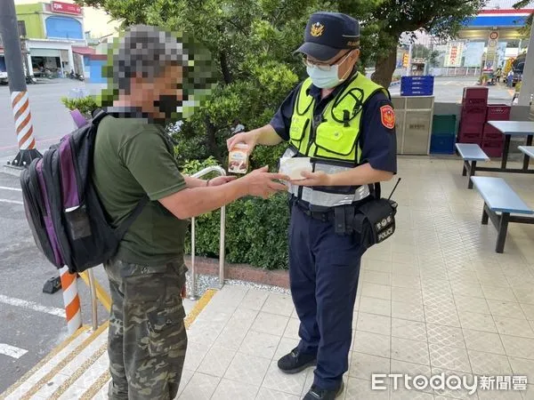 ▲枋寮警分局楓港派出所警員張守逸、簡銘嘉協助關心邱男             。（圖／記者陳崑福翻攝，下同）