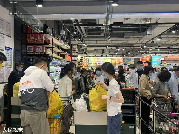 ▲▼河南鄭州封控，居民深夜外出購買物資。（圖／CFP）