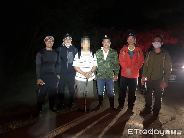 ▲恆春消防分隊會同義消人員將迷路山友帶下山             。（圖／記者陳崑福翻攝，下同）