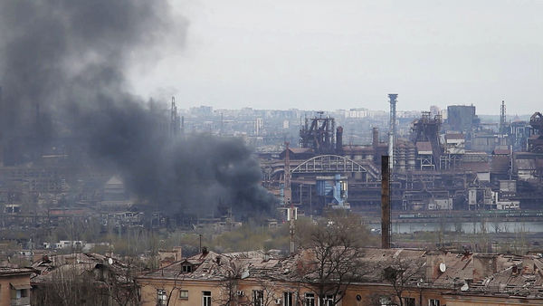 ▲▼烏克蘭馬力波亞速鋼鐵廠（Azovstal）冒出濃濃黑煙。（圖／達志影像／美聯社）