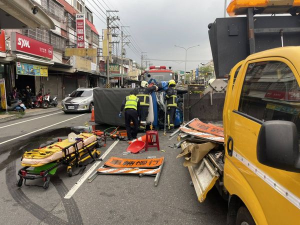 ▲▼一輛小貨車追撞停在內車道的工程車，貨車駕駛搶救3小時後仍告不治，肇因不明。（圖／民眾提供）