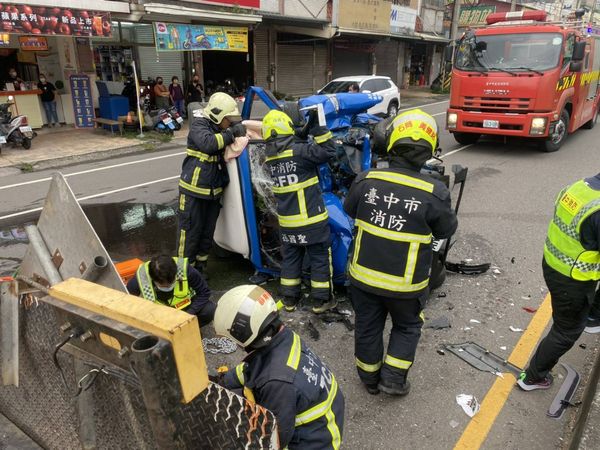 ▲▼一輛小貨車追撞停在內車道的工程車，貨車駕駛搶救3小時後仍告不治，肇因不明。（圖／民眾提供）