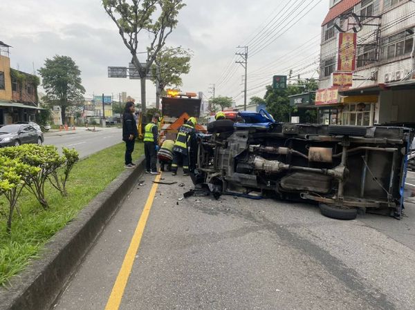 ▲▼一輛小貨車追撞停在內車道的工程車，貨車駕駛搶救3小時後仍告不治，肇因不明。（圖／民眾提供）