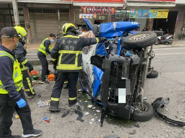 ▲▼一輛小貨車追撞停在內車道的工程車，貨車駕駛搶救3小時後仍告不治，肇因不明。（圖／民眾提供）