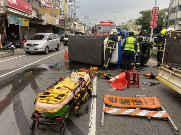 ▲▼一輛小貨車追撞停在內車道的工程車，貨車駕駛搶救3小時後仍告不治，肇因不明。（圖／民眾提供）