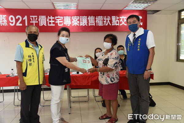 ▲921平價住宅專案讓售購屋點交，住戶歡喜領權狀。（圖／南投縣政府提供）