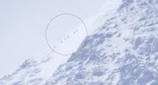 ▲大陸科考隊員登喜馬拉雅珠峰建全球最高氣象站。（圖／翻攝央視）