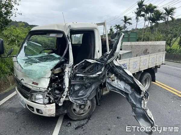 ▲貨車與回收車撞，駕駛送醫。（圖／記者楊漢聲翻攝）