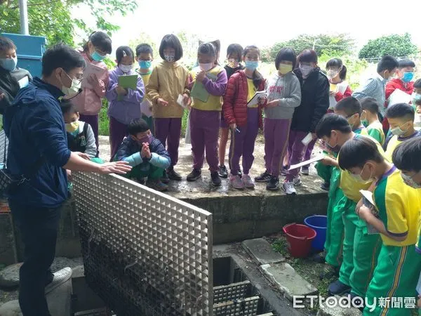 ▲▼大小朋友透過解說員帶領實際水質檢測、說明濕地功能設計及走讀等，從另一個角度看待自然環境。（圖／台東縣政府提供，下同）